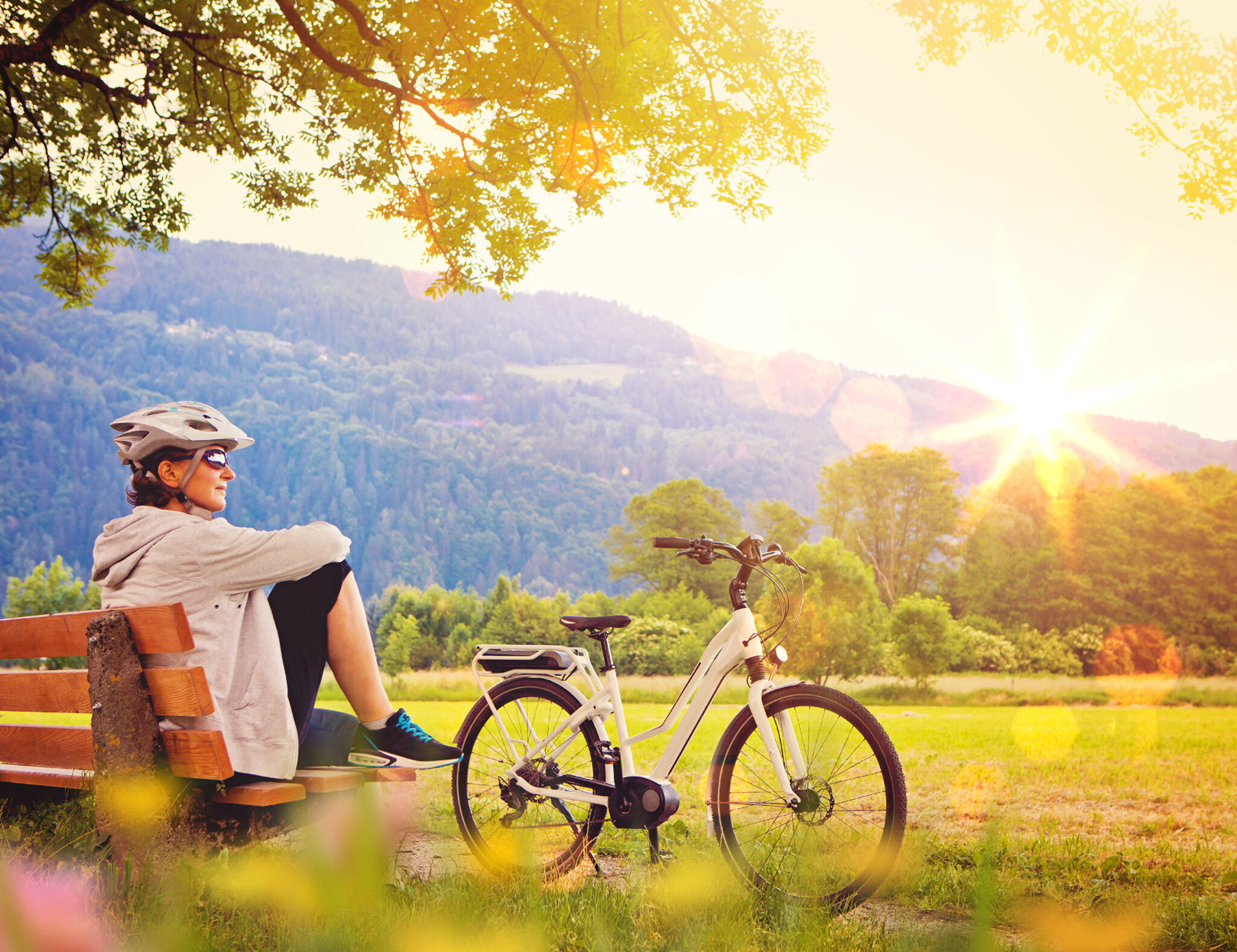 woman relaxing beside her e-bike – e-power 05 Auszeit mit dem Bike bei Arneggers Adler im Würmtal